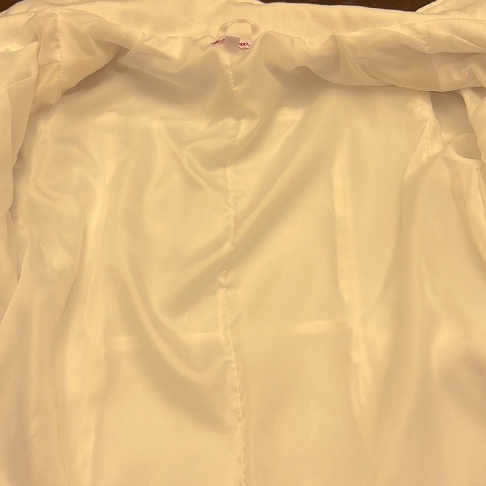 🌟ADORABLE!🌟 Bongo, Girl’s Juniors Large, White coat with black buttons. - Picture 4 of 5